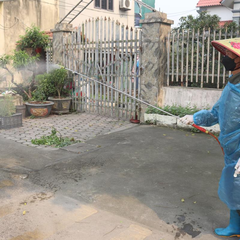 Phường Kim Bảng phun 215 lít hóa chất khử trùng tiêu độc môi trường