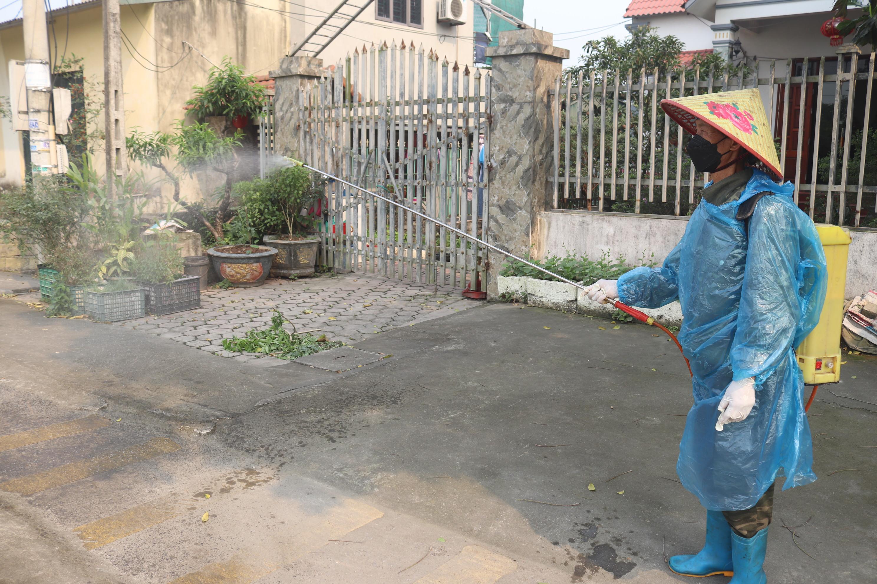 phun-ve-sinh-tieu-doc-khu-trung-tai-khu-dan-cu-nha-o-1775014327-904065.jpg