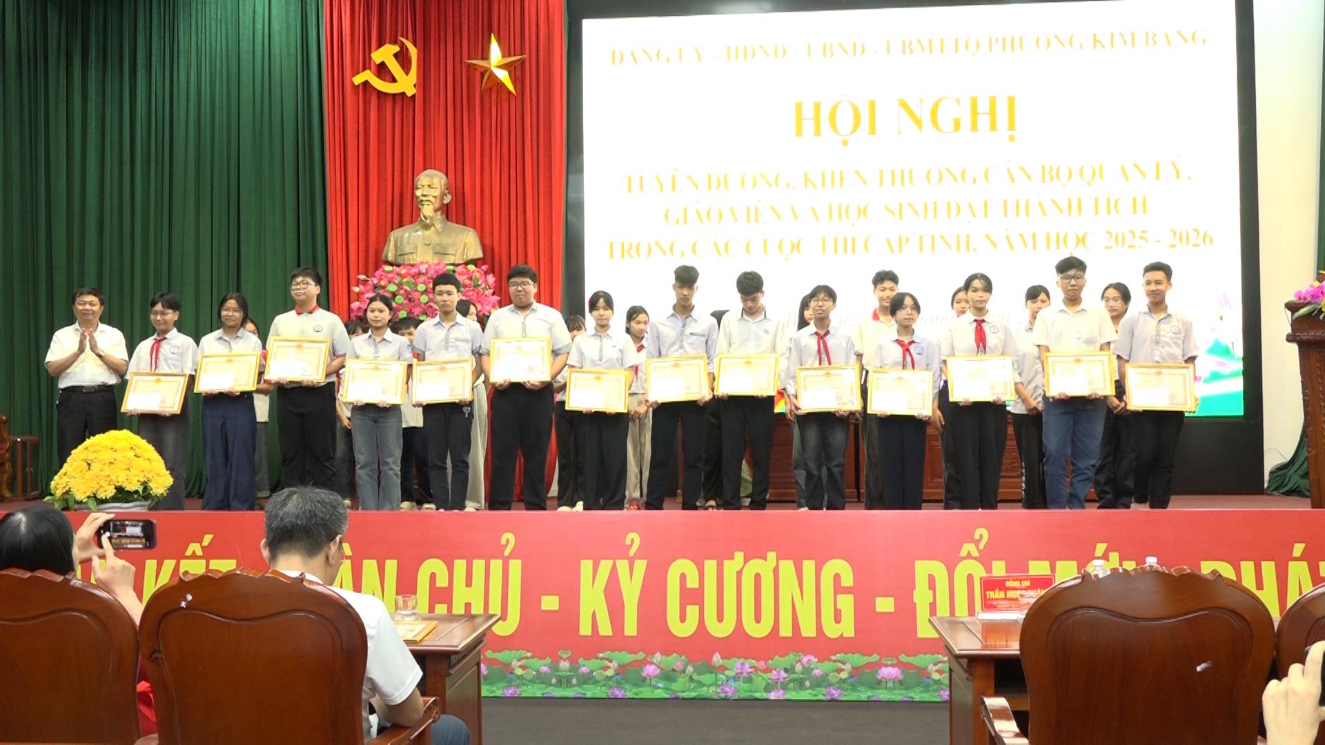tang-giay-khen-va-qua-cho-cac-hsg-dat-giai-thi-cap-tinh-1778744351-542466.jpg