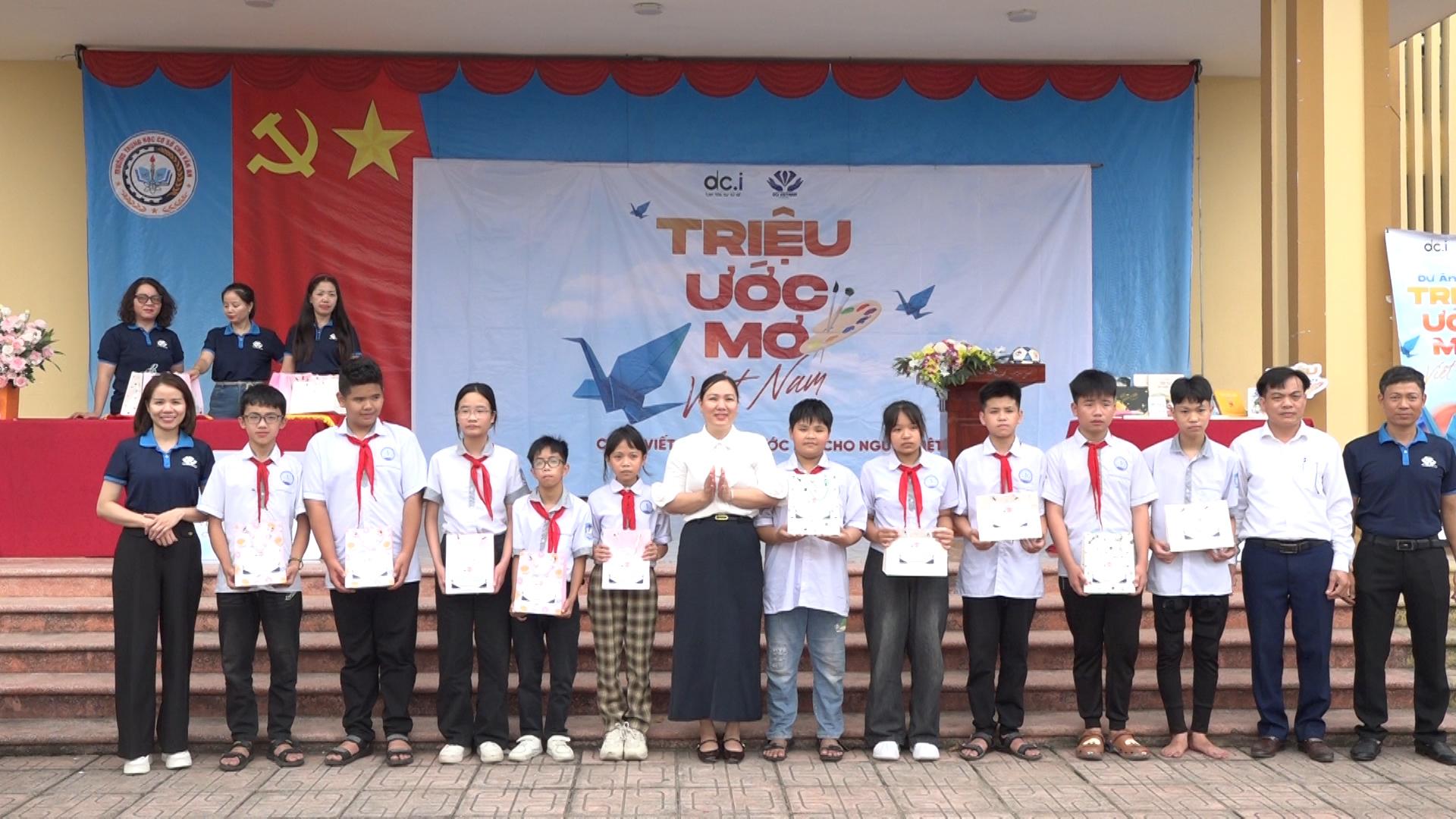 tang-may-tinh-cam-tay-phuc-vu-hoc-tap-cho-cac-em-hoc-sinh-co-hoan-canh-kho-khan-1779156789-97222.jpg