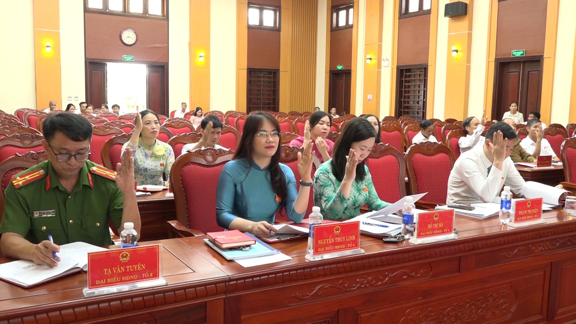 tap-trung-dan-chu-bieu-quyet-tai-ky-hop-1782290796-730473.jpg