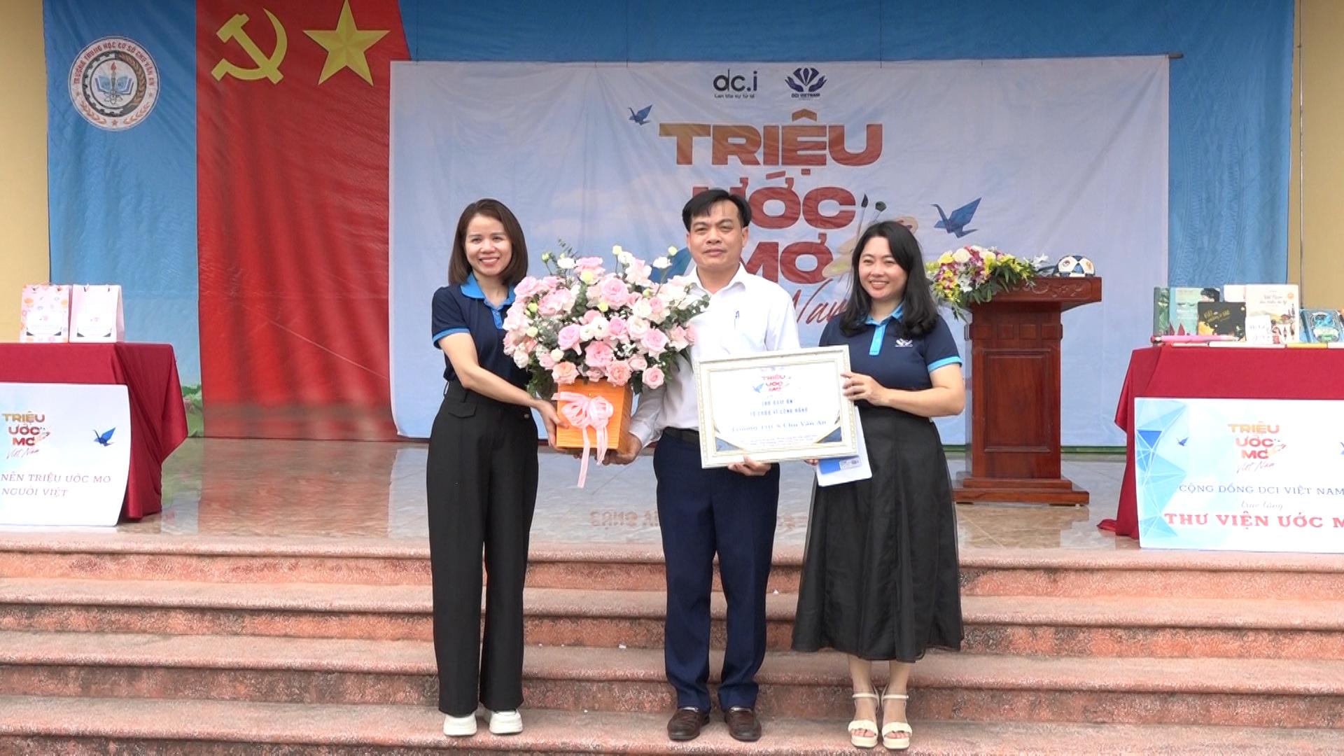 thay-tran-van-nguyen-bi-thu-chi-bo-hieu-truong-truong-thcs-chu-van-an-dai-dien-nhan-sach-cua-btc-cho.jpg