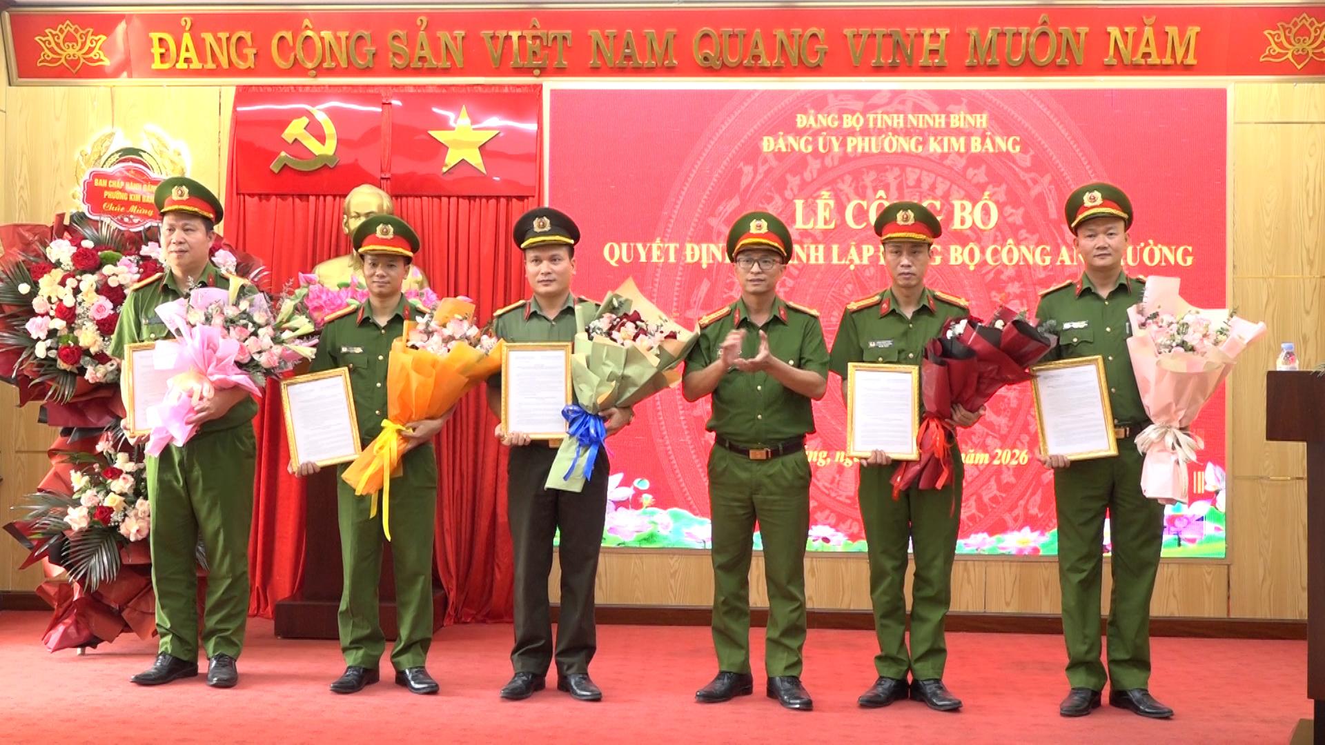thuong-ta-ta-van-tuyen-tan-bi-thu-dang-uy-truong-cong-an-phuong-kim-bang-trao-quyet-dinh-thanh-lap-5.jpg