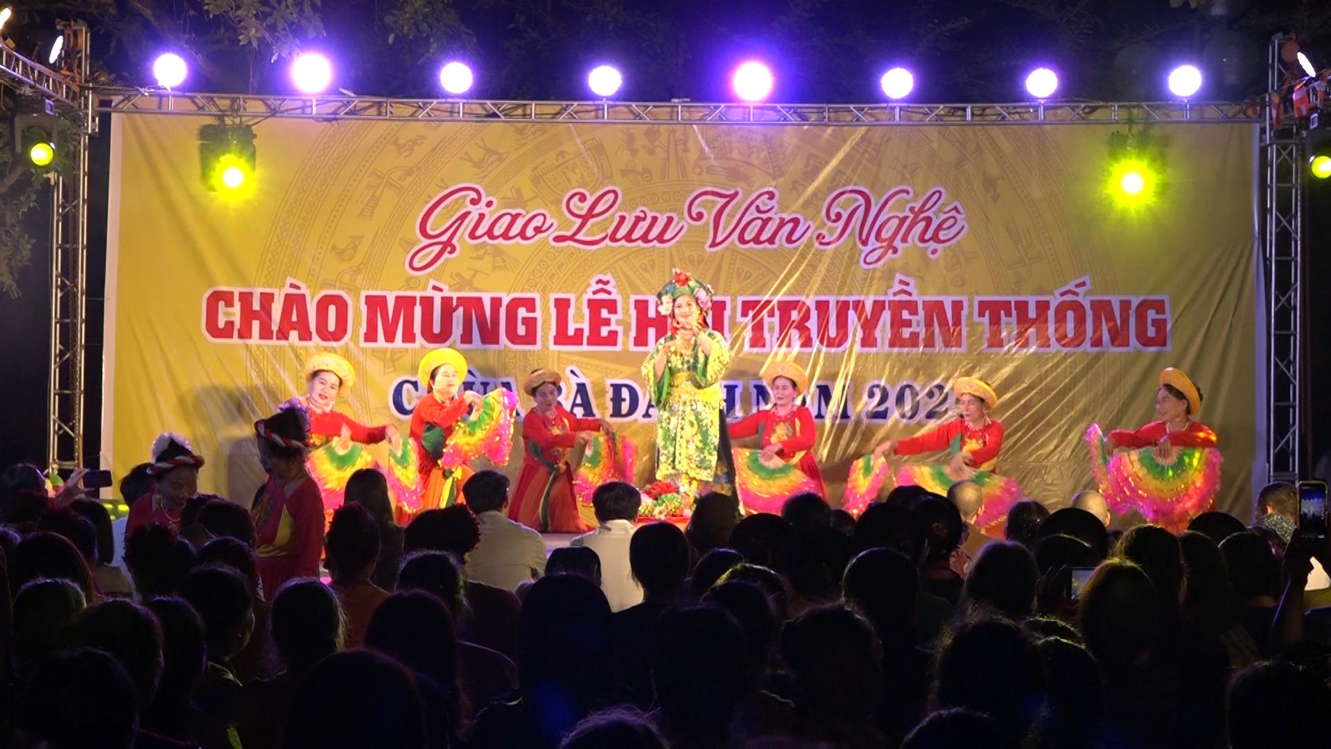 tiet-muc-mua-hat-van-co-doi-thuong-ngan-tai-dem-van-nghe-1775460652-397847.jpg