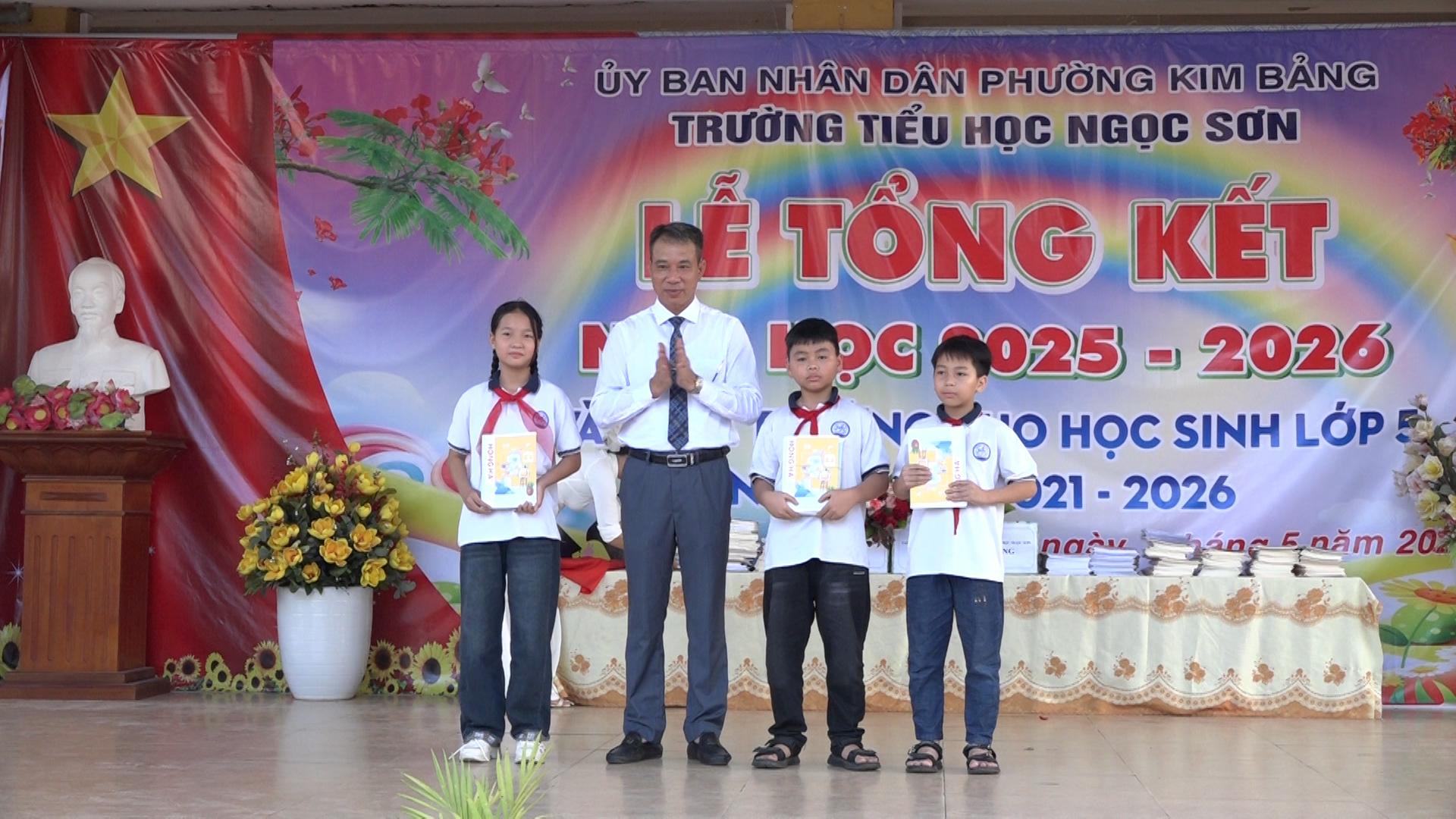 trao-qua-cho-cac-em-hoc-sinh-1781780028-975934.jpg