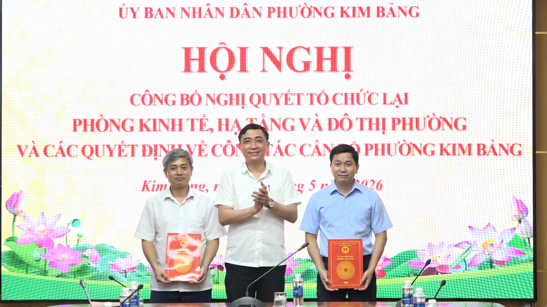 trao-quyet-dinh-bo-nhiem-lanh-dao-quan-ly-cap-phong-1781585042-944770.jpg