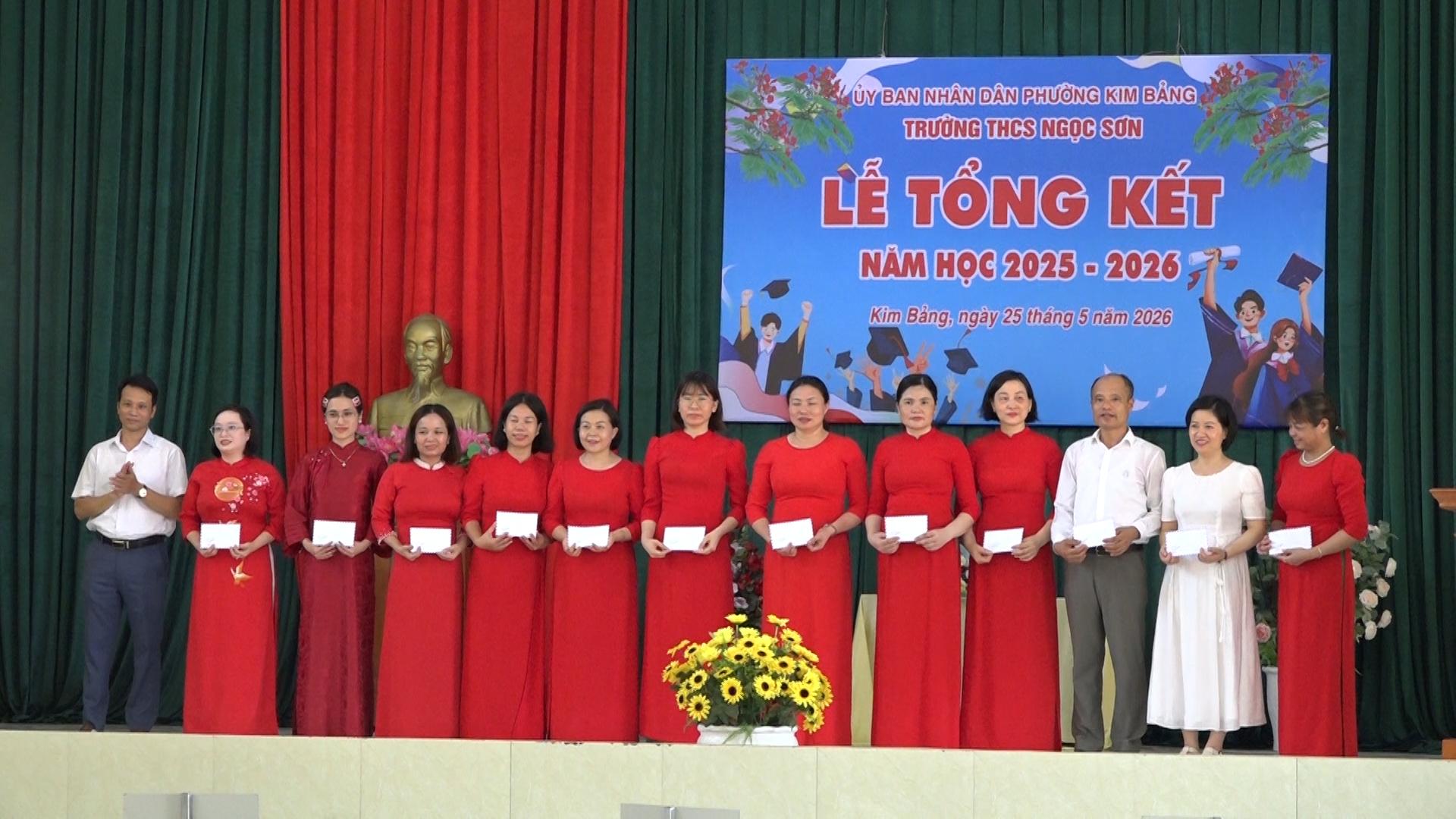 trao-thuong-cho-cac-thay-co-giao-co-thanh-tich-xuat-sac-trong-cong-tac-giang-day-1779962423-955158.jpg
