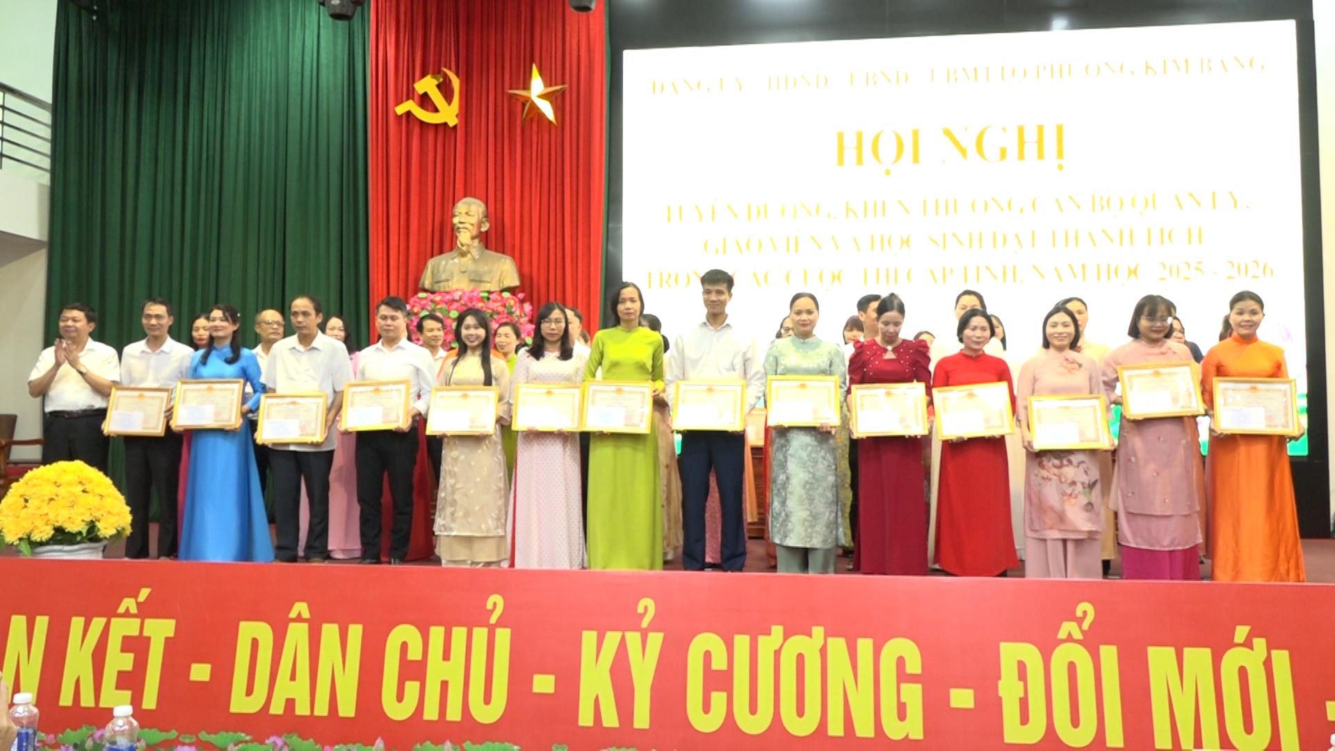 tuyen-duong-khen-thuong-la-hoat-dong-y-nghia-ghi-nhan-nhung-dong-gop-to-lon-cua-cac-thay-co-giao-tro.jpg