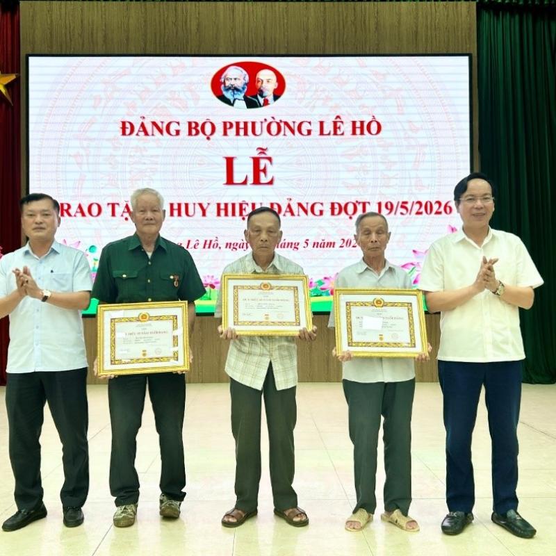 Đảng ủy phường Lê Hồ tổ chức Lễ trao tặng Huy hiệu Đảng đợt 19/5/2026