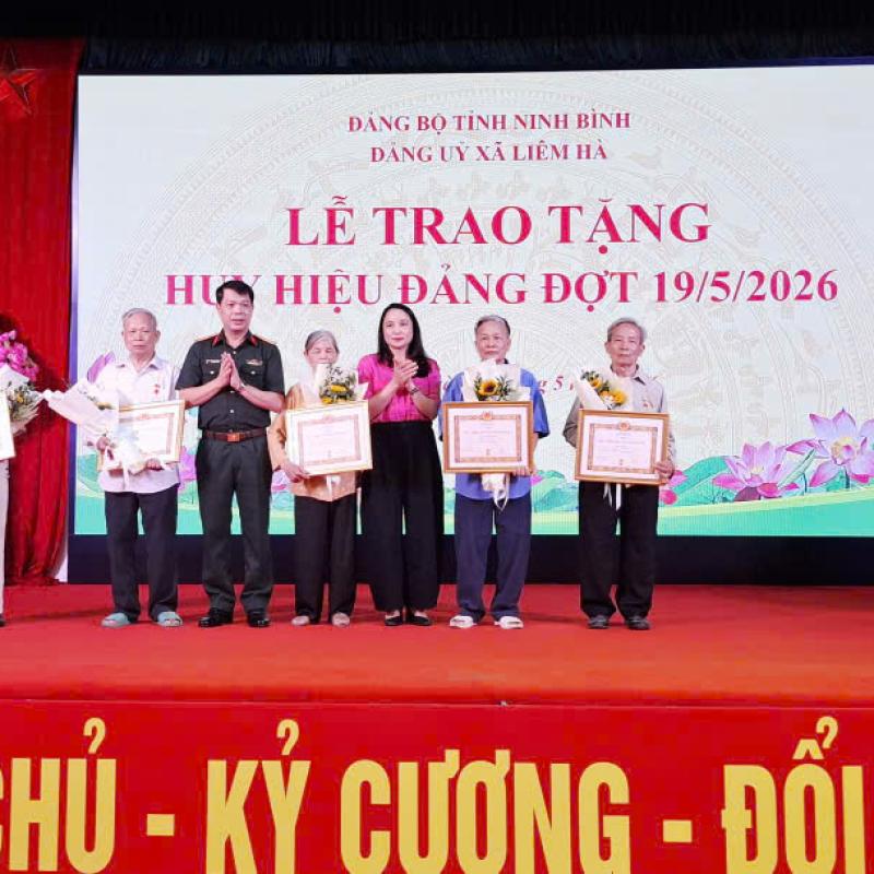 Xã Liêm Hà tổ chức Lễ trao tặng Huy hiệu Đảng đợt 19/5/2026