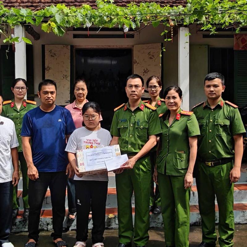 Đẩy mạnh thực hiện phong trào thi đua "Ba nhất", Chi hội phụ nữ, Chi đoàn thanh niên Công an xã Liên Minh phối hợp triển khai Chương trình “Mẹ đỡ đầu - Kết nối yêu thương”