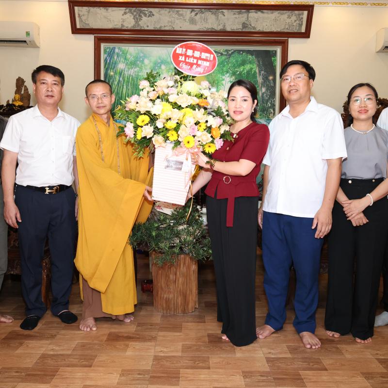 Đồng chí Bùi Ánh Nguyệt, Bí thư Đảng ủy xã Liên Minh thăm, chúc mừng các cơ sở Phật giáo nhân Đại lễ Phật đản năm 2026