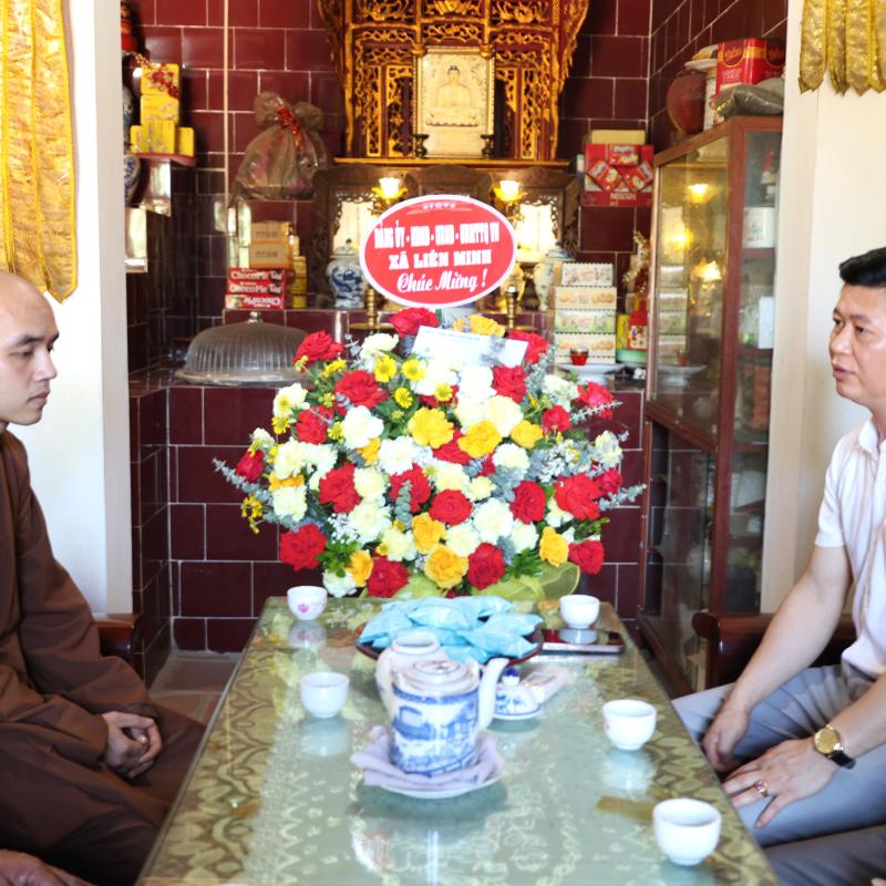 Đồng chí Bùi Công Sáng, Phó Bí thư Thường trực Đảng ủy thăm, chúc mừng các cơ sở Phật giáo nhân dịp Đại lễ Phật đản năm 2026