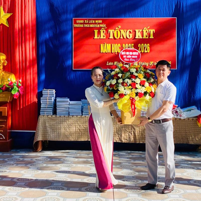 Đồng chí Bùi Công Sáng, Phó Bí thư Thường trực Đảng ủy xã Liên Minh dự Lễ tổng kết năm học 2025–2026 tại Trường THCS Nguyễn Phúc