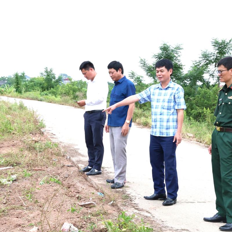 Lãnh đạo UBND xã Liên Minh kiểm tra việc chỉnh trang, phát quang và vệ sinh hành lang bảo vệ tuyến đê Hữu Đào và đê bối Đồng Tâm, tăng cường năng lực phòng, chống thiên tai năm 2026