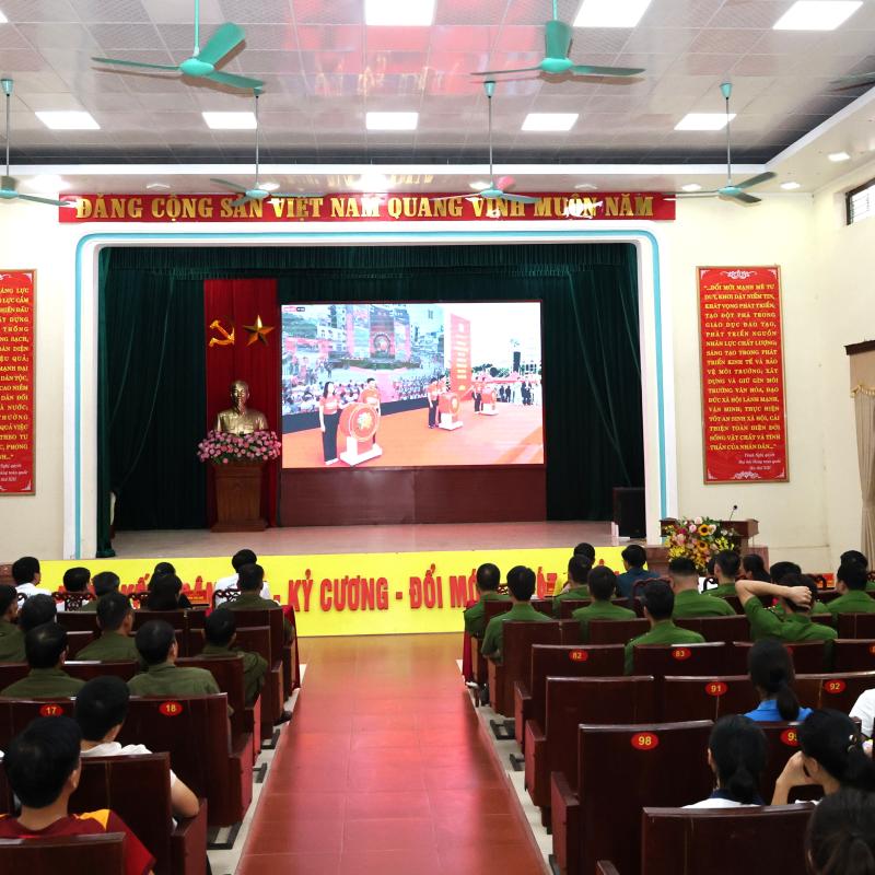 Cán bộ và Nhân dân xã Liên Minh tham dự Lễ mít tinh trực tuyến toàn quốc và Giải chạy phong trào với thông điệp “Chung một quyết tâm xây dựng xã, phường, đặc khu không ma túy”.