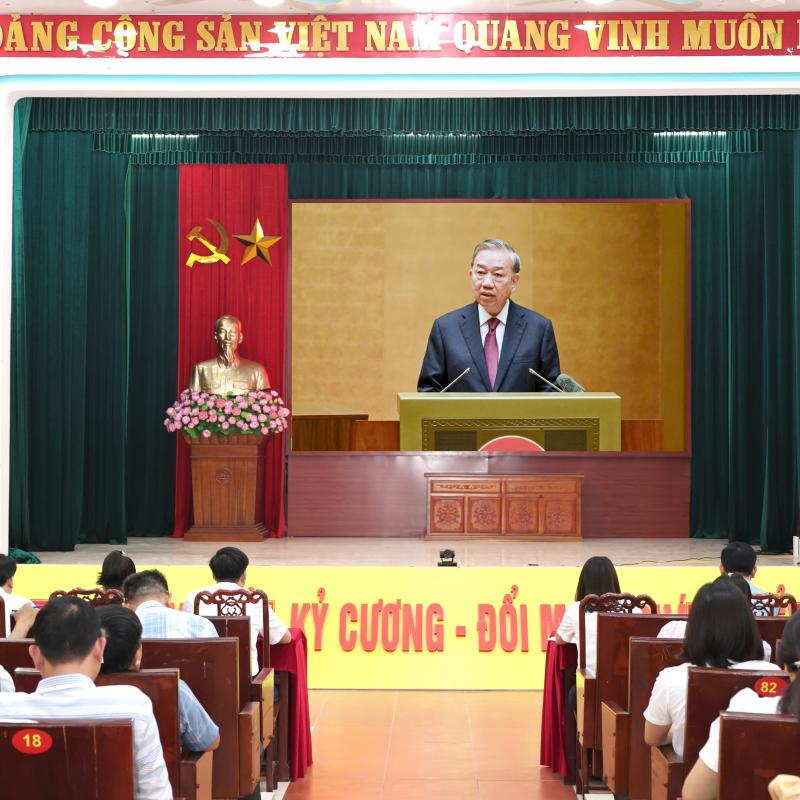 Cán bộ, đảng viên xã Liên Minh nghiêm túc tham dự Hội nghị toàn quốc nghiên cứu học tập, quán triệt và triển khai thực hiện Nghị quyết hội nghị lần thứ hai, BCH Trung ương Đảng khoá XIV.