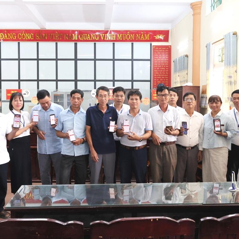 TRUNG TÂM PHỤC VỤ HÀNH CHÍNH CÔNG XÃ LIÊN MINH TẬP HUẤN, HƯỚNG DẪN NỘP HỒ SƠ TRỰC TUYẾN TRÊN CỔNG DỊCH VỤ CÔNG QUỐC GIA