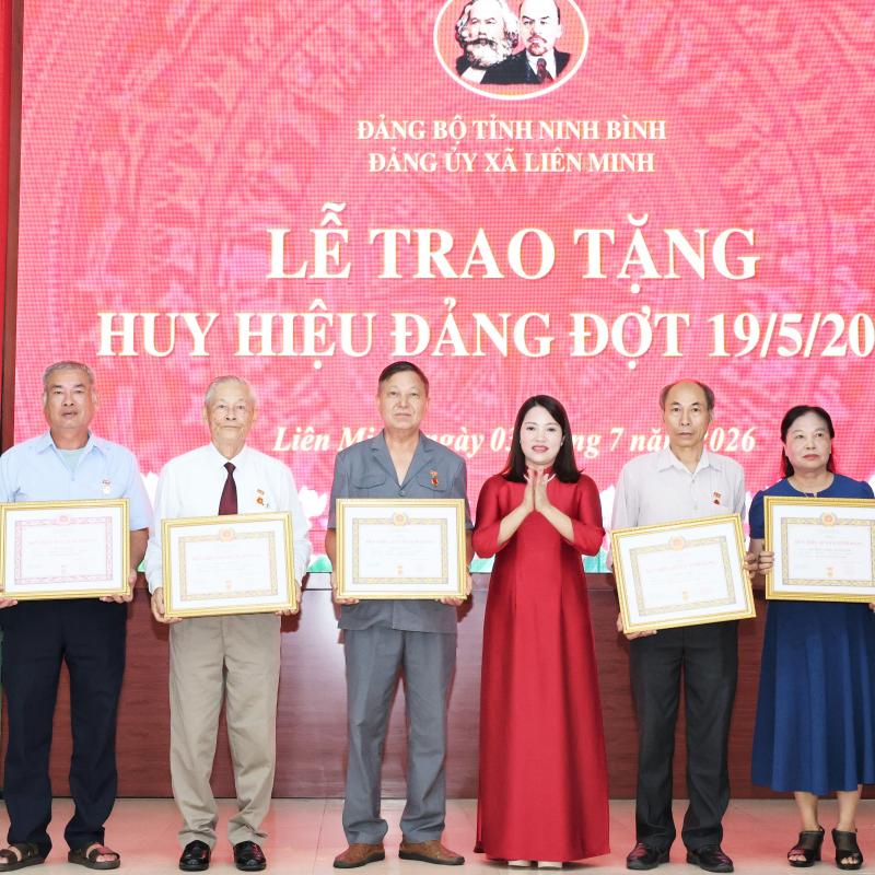 33 ĐẢNG VIÊN CỦA ĐẢNG BỘ XÃ LIÊN MINH VINH DỰ NHẬN HUY HIỆU ĐẢNG ĐỢT 19/5/2026