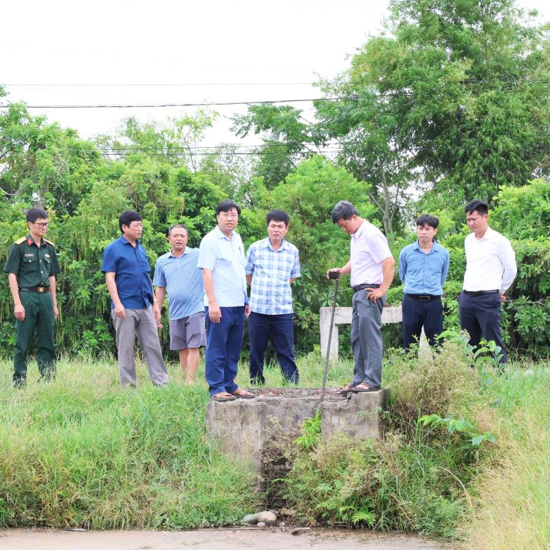 Lãnh đạo UBND xã Liên Minh kiểm tra thực tế đồng ruộng, giải quyết ý kiến đề xuất của cử tri và các thôn, xóm về công tác tưới tiêu nước phục vụ sản xuất nông nghiệp