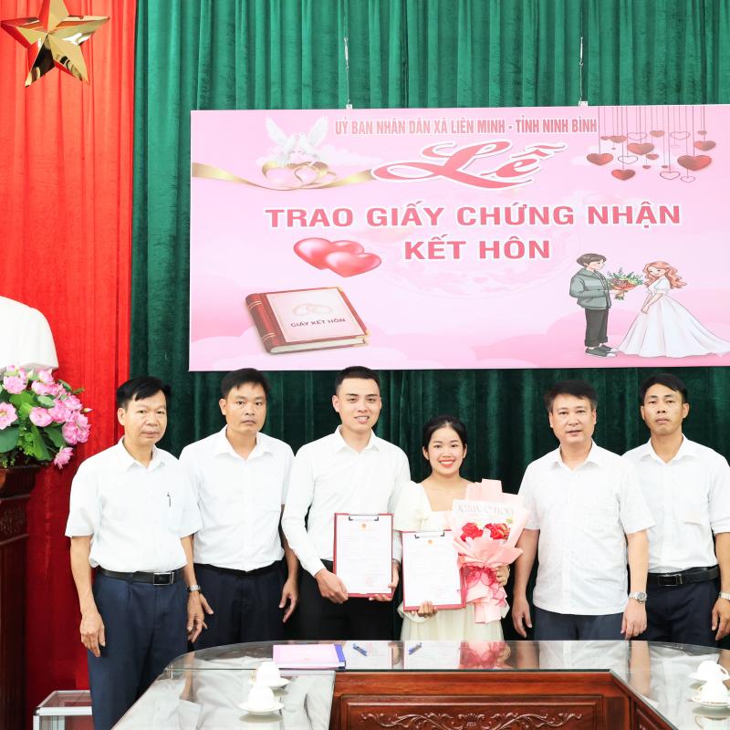 Xóc đĩa online - Dubai Palace Casino Phục vụ hành chính công xã Liên Minh trao Giấy chứng nhận kết hôn theo đúng quy định của pháp luật