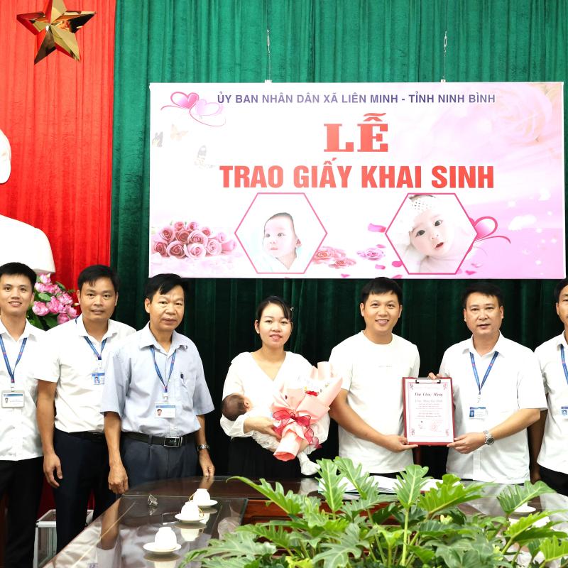 Xã Liên Minh trao giấy khai sinh và thư chúc mừng cho công dân, lan tỏa mô hình “Chính quyền thân thiện, vì Nhân dân phục vụ”
