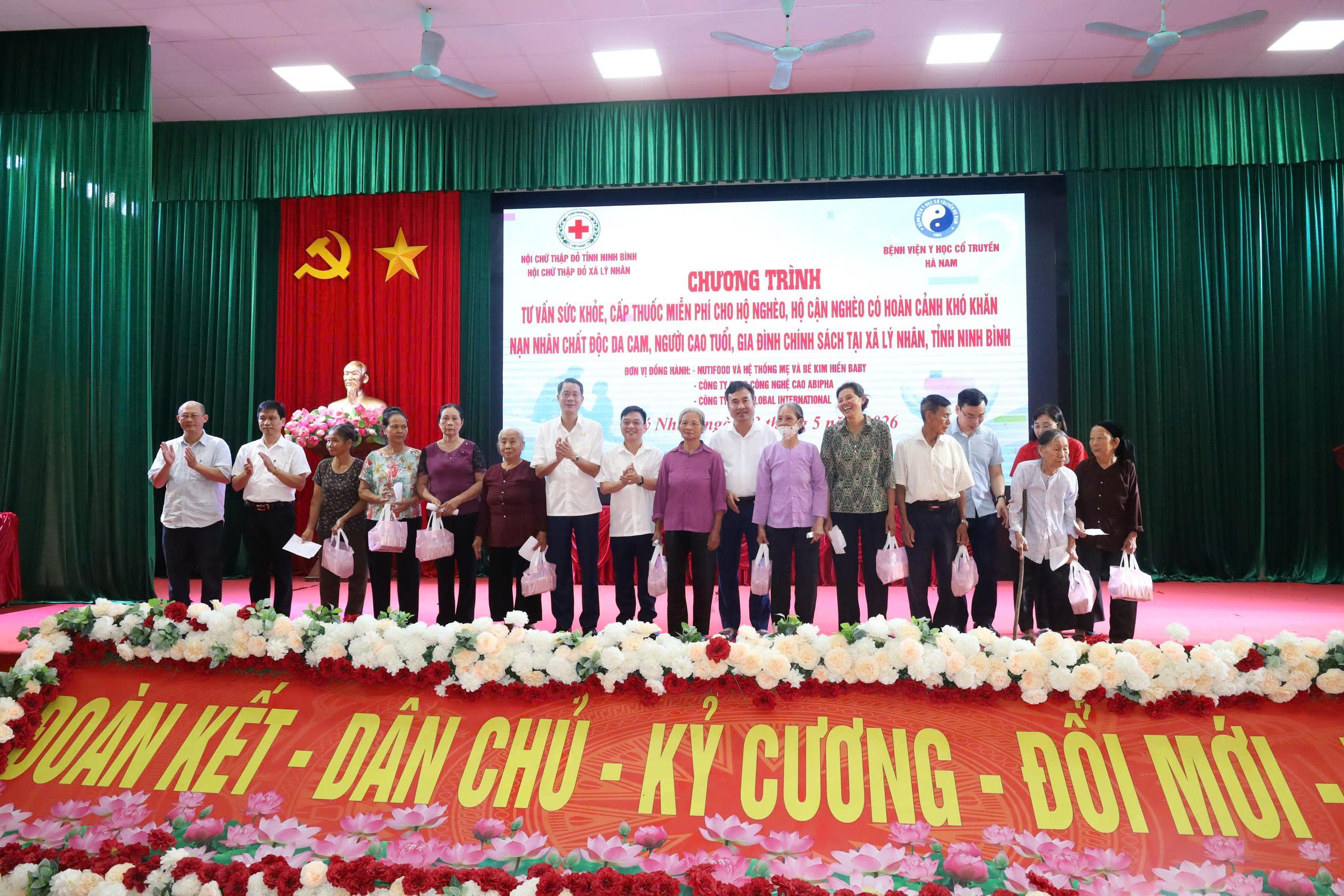 Xã Lý Nhân phối hợp tổ chức chương trình khám bệnh, tư vấn sức khỏe và cấp thuốc miễn phí cho nhân dân
