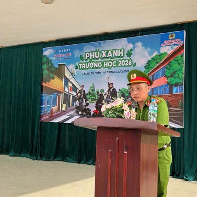 Công an phường Lý Thường Kiệt phối hợp tuyên truyền, phổ biến kiến thức pháp luật về giao thông đường bộ, hướng dẫn kỹ năng tham gia giao thông an toàn cho Trường THCS Thi Sơn, phường Lý Thường Kiệt