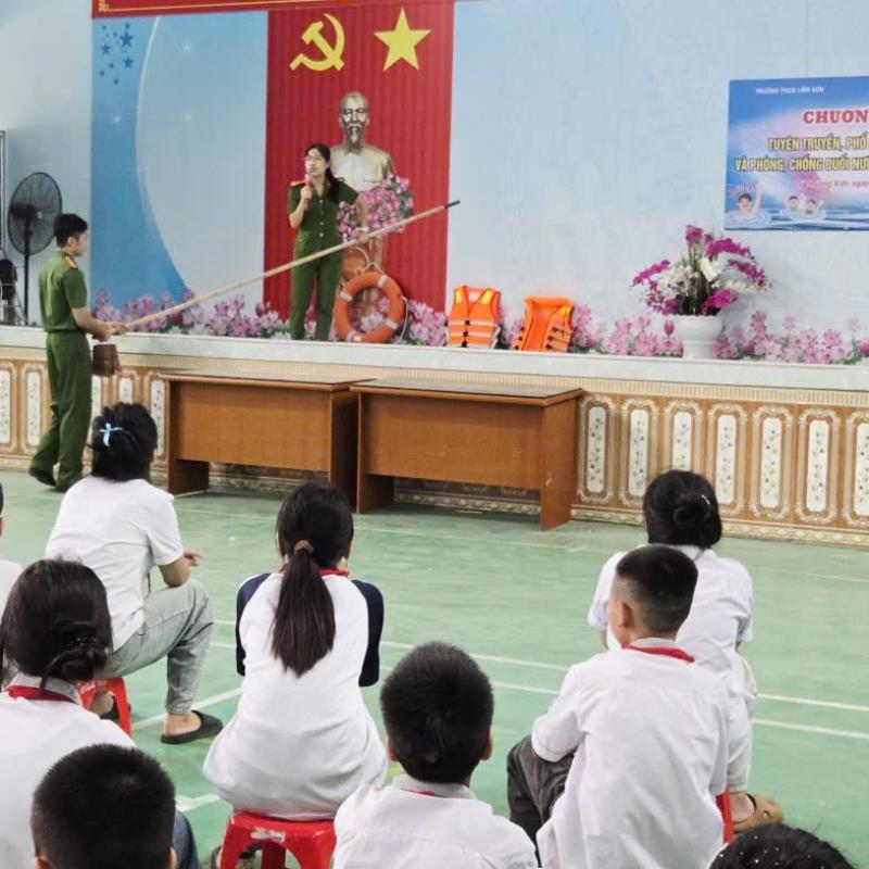 Công an phường Lý Thường Kiệt tuyên truyền, trang bị kỹ năng PCCC và phòng, chống đuối nước cho học sinh