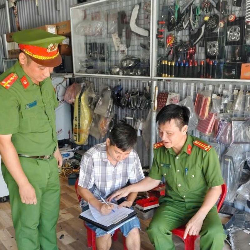 Công an phường Lý Thường Kiệt tăng cường công tác ,tuyên truyền, ký cam kết không “độ chế” xe trái phép