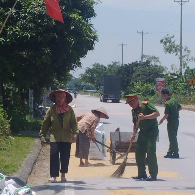 CÔNG AN PHƯỜNG LÝ THƯỜNG KIỆT TĂNG CƯỜNG TUYÊN TRUYỀN, KIÊN QUYẾT XỬ LÝ TÌNH TRẠNG PHƠI THÓC, LÚA TRÊN ĐƯỜNG GIAO THÔNG