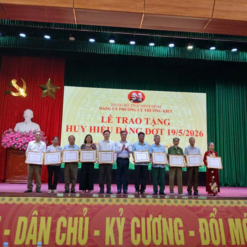 ĐẢNG ỦY PHƯỜNG LÝ THƯỜNG KIỆT  TỔ CHỨC LỄ TRAO TẶNG HUY HIỆU ĐẢNG ĐỢT (19/5/2026)