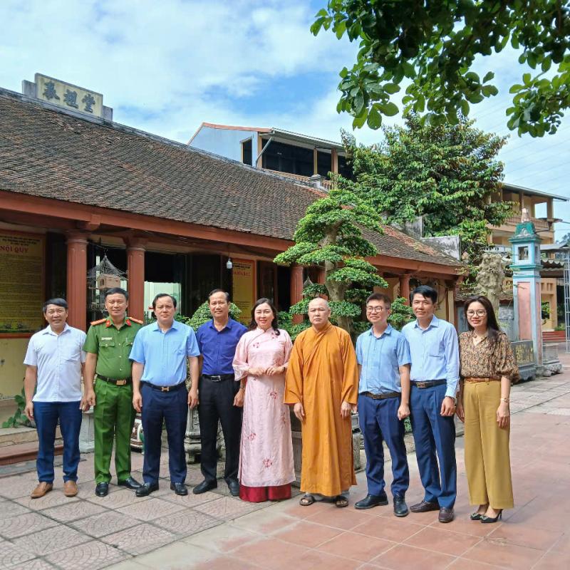 Đoàn cán bộ lãnh đạo tỉnh và phường Lý Thường Kiệt đến thăm, chúc mừng tặng quà tại Chùa Thi Sơn (thuộc quần thể danh thắng Đền Trúc - Ngũ Động Thi Sơn trên địa bàn phường Lý Thường Kiệt)