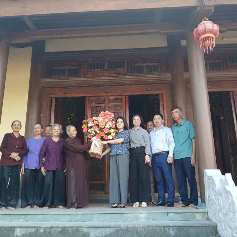 ĐOÀN CÁN BỘ LÃNH ĐẠO PHƯỜNG THĂM, TẶNG QUÀ CÁC CƠ SỞ PHẬT GIÁO TRÊN ĐỊA BÀN PHƯỜNG NHÂN DỊP LỄ PHẬT ĐẢN 2026