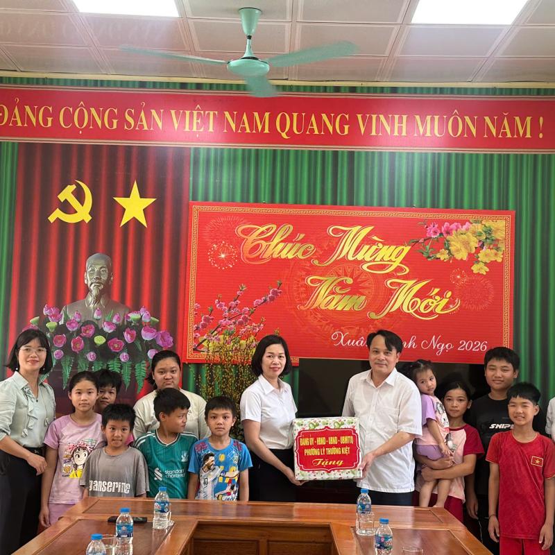 PHƯỜNG LÝ THƯỜNG KIỆT THĂM, TẶNG QUÀ TRUNG TÂM BẢO TRỢ XÃ HỘI HÀ NAM NHÂN DỊP THÁNG HÀNH ĐỘNG VÌ TRẺ EM
