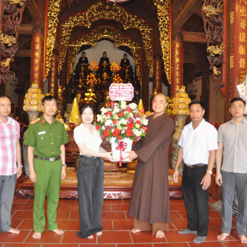 Lãnh đạo xã Minh Tân thăm, chúc mừng các cơ sở Phật giáo nhân dịp Đại lễ Phật đản năm 2026