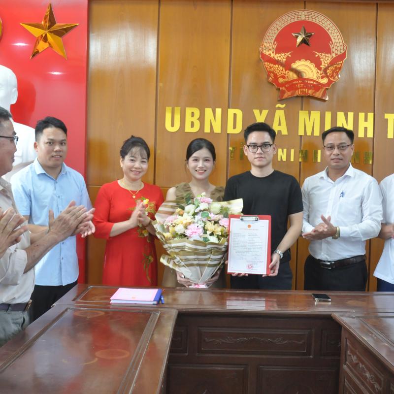 UBND xã Minh Tân tổ chức trao Giấy chứng nhận kết hôn và Giấy khai sinh cho công dân