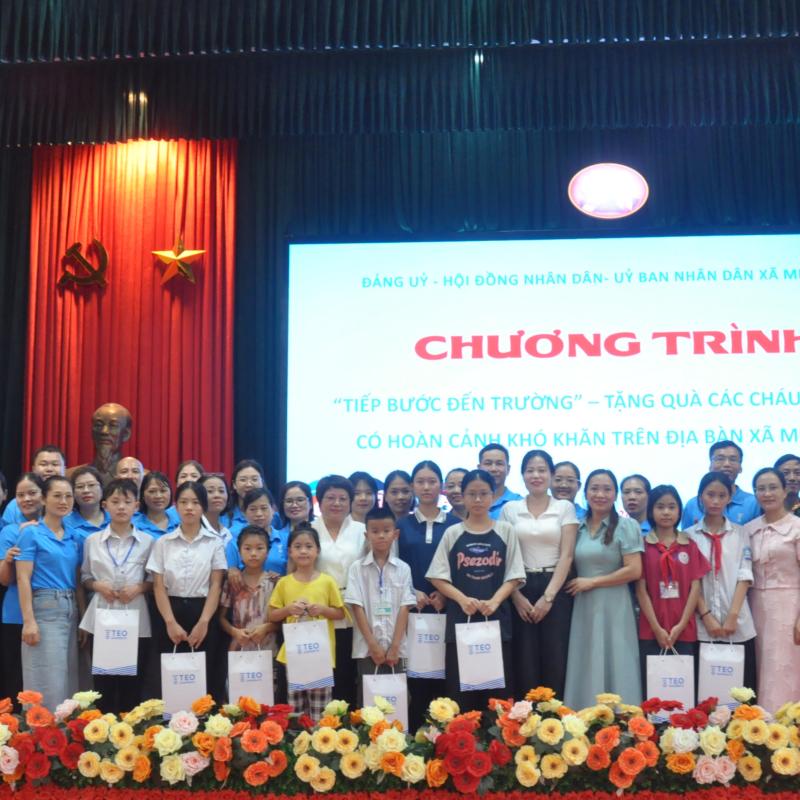 Công an xã Minh Tân phối hợp trao tặng xe đạp cho học sinh vượt khó, tiếp sức đến trường