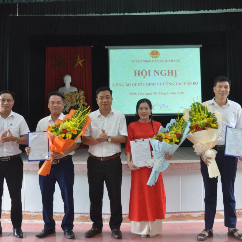 UBND xã Minh Tân công bố các Quyết định về công tác cán bộ