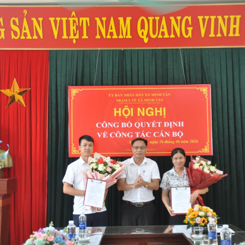 UBND xã Minh Tân công bố và trao quyết định bổ nhiệm Giám đốc, Phó Giám đốc Trạm Y tế xã