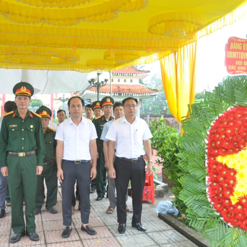 Đảng ủy, HĐND, UBND, Ủy ban MTTQ Việt Nam xã Minh Tân tổ chức lễ dâng hoa, dâng hương và động thổ lấy mẫu hài cốt liệt sĩ chưa xác định được thông tin để phục vụ giám định ADN tại nghĩa trang xã liệt sĩ Minh Thuận