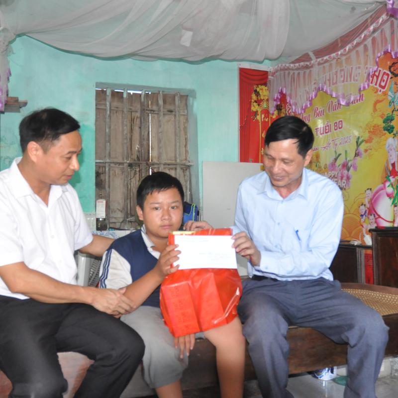 Đoàn lãnh đạo xã Minh Tân thăm, tặng quà trẻ em khuyết tật có hoàn cảnh khó khăn nhân ngày Quốc tế Thiếu nhi 1/6