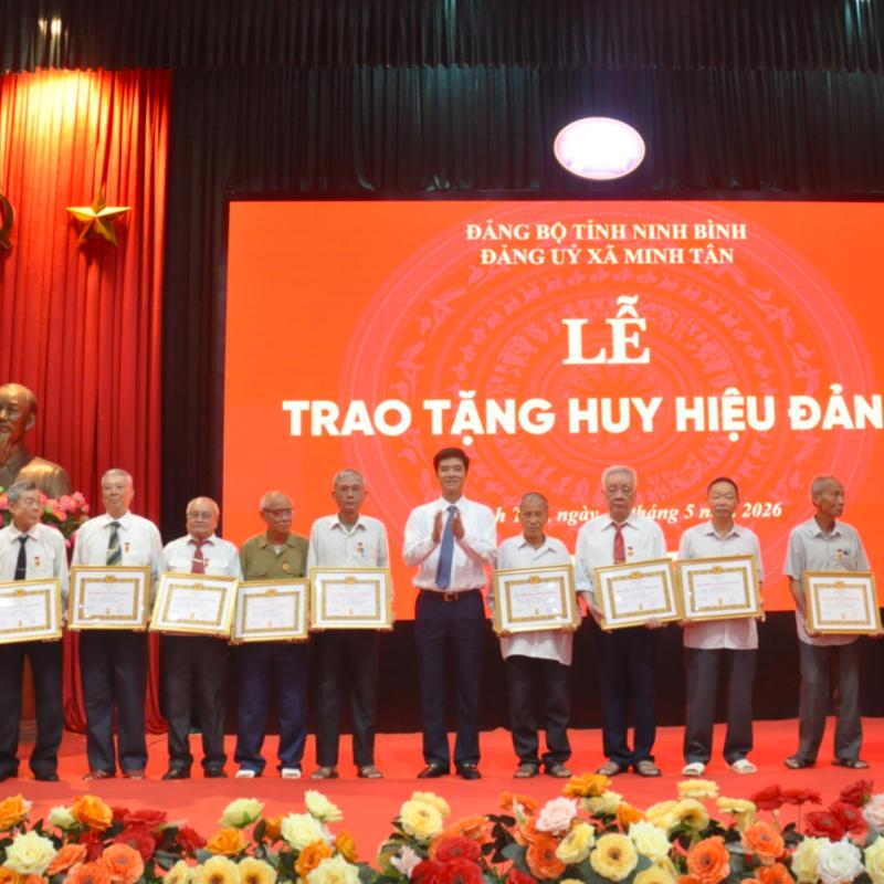 Đảng ủy xã Minh Tân long trọng tổ chức Lễ trao tặng Huy hiệu Đảng đợt 03/2 và 19/5 năm 2026