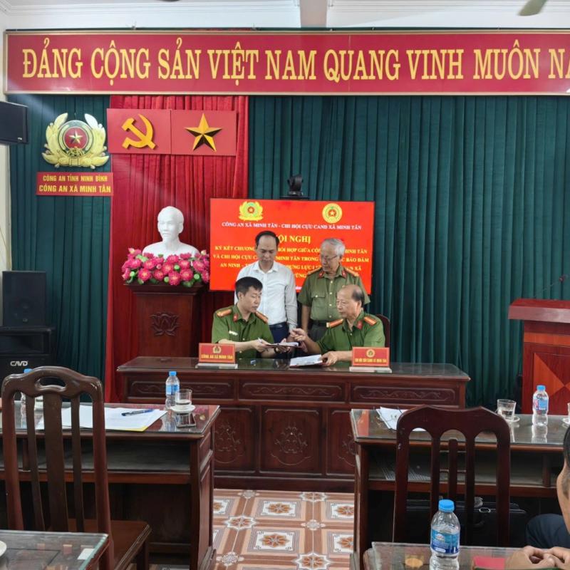 CÔNG AN XÃ MINH TÂN VÀ CHI HỘI CỰU CAND XÃ MINH TÂN KÝ KẾT CHƯƠNG TRÌNH PHỐI HỢP BẢO ĐẢM AN NINH, TRẬT TỰ VÀ XÂY DỰNG LỰC LƯỢNG TRONG SẠCH, VỮNG MẠNH