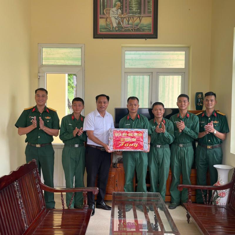 Đoàn công tác xã Minh Tân đi thăm, động viên các chiến sỹ mới nhập ngũ năm 2026