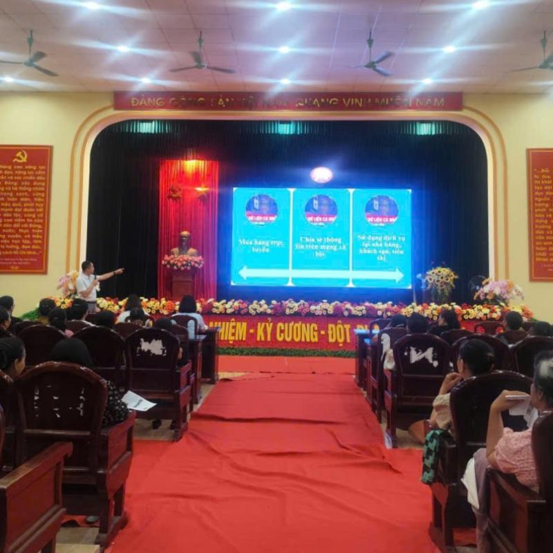 Tập huấn chuyển đổi số và sản xuất theo chuỗi giá trị cho cán bộ, hội viên nông dân xã Minh Tân