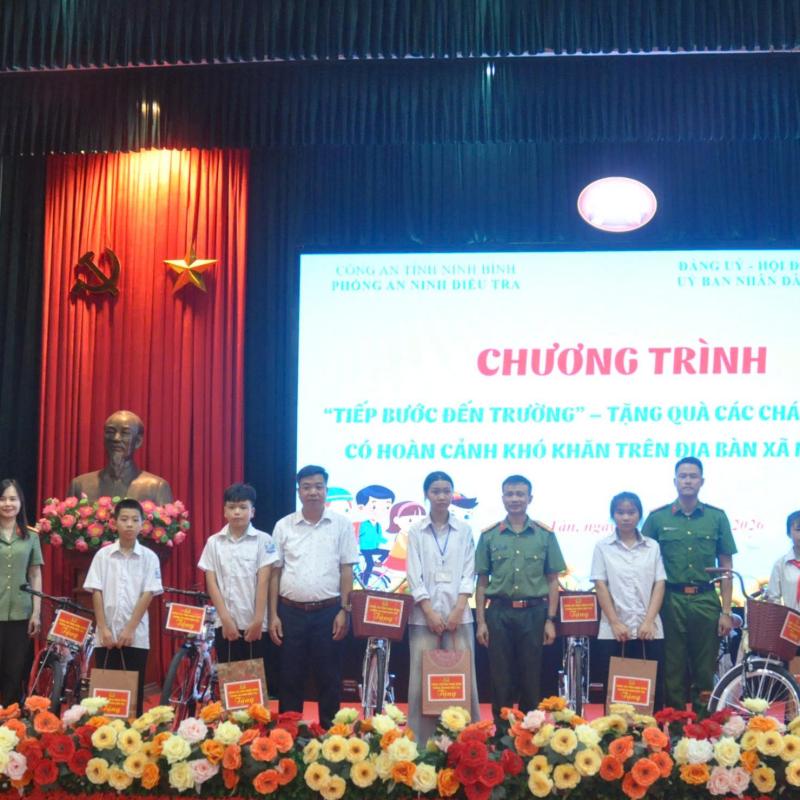 Chương trình “ Tiếp bước đến trường” trao tặng xe đạp cho học sinh có hoàn cảnh khó khăn trên địa bàn xã Minh Tân