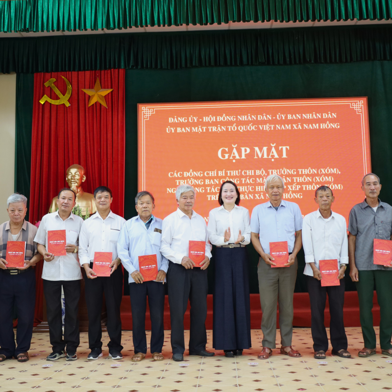 Xã Nam Hồng gặp mặt, tri ân các đồng chí thôi giữ chức vụ sau sắp xếp thôn, xóm