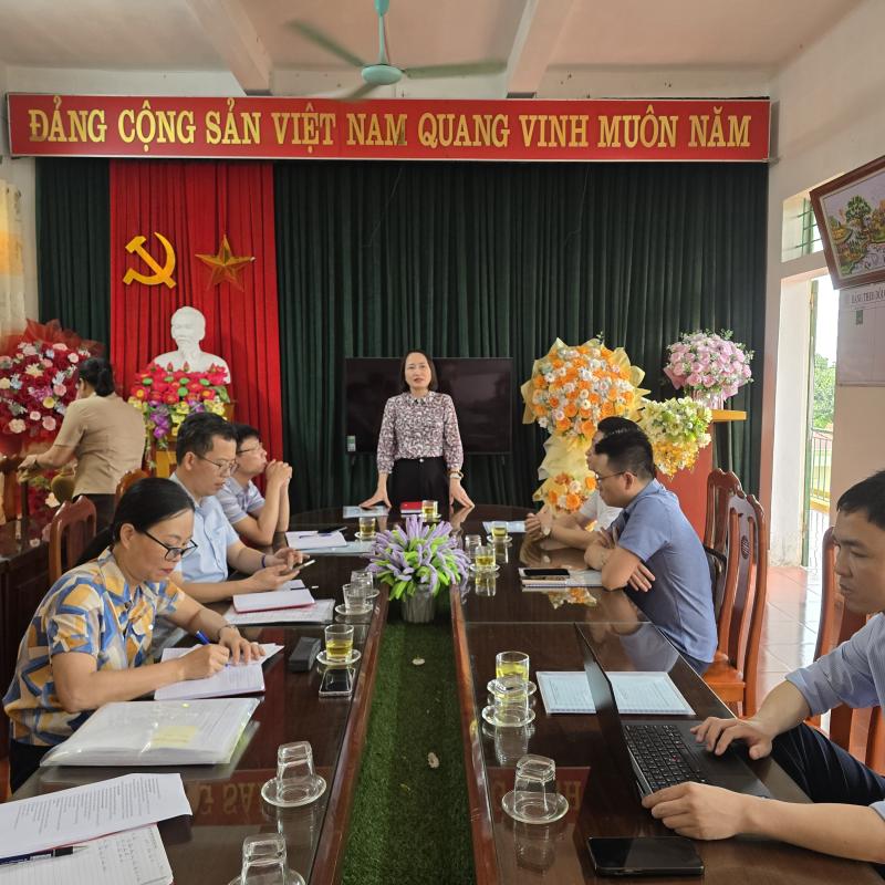 Thường trực Đảng ủy xã Nam Hồng làm việc với các cơ sở giáo dục về công tác bán trú