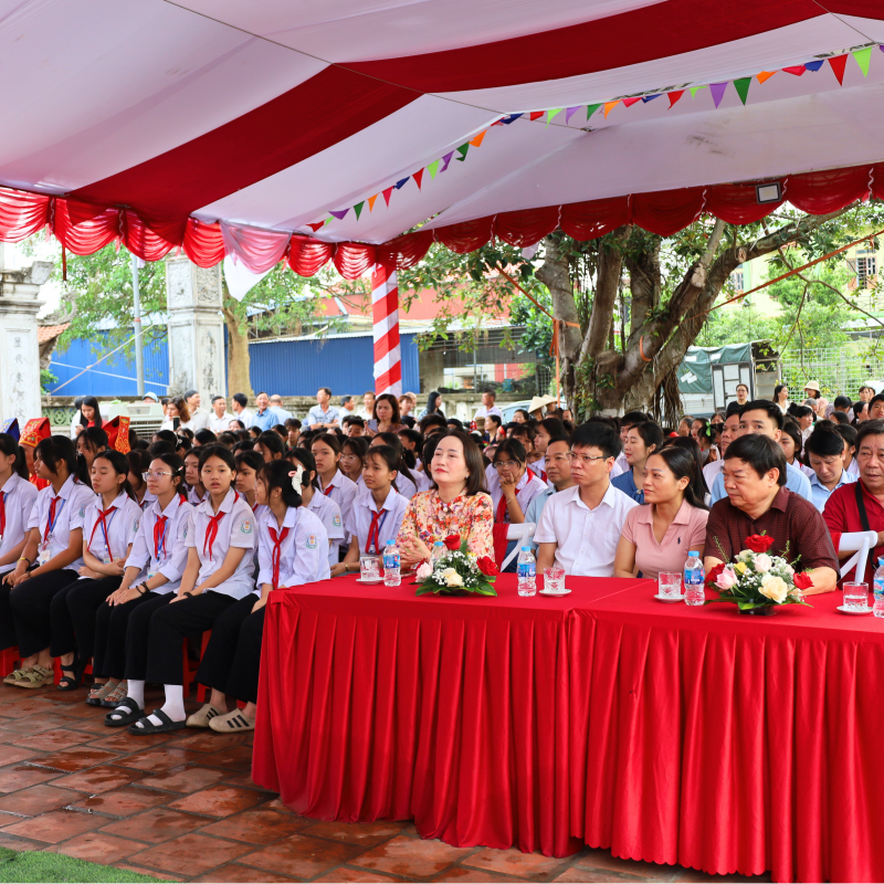 Chương trình Giáo dục trải nghiệm “Tự hào truyền thống khoa bảng quê hương” tại di tích quốc gia Đền thờ Trạng nguyên Nguyễn Hiền, xã Nam Hồng, tỉnh Dubai Palace